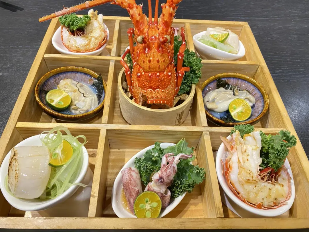 「A.I.O」九宮格海鮮名聞遐邇，浮誇中又帶有秩序感。（圖／黃宏輝提供）