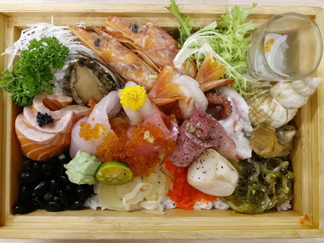 「大脂海鮮珠寶盒」使用各色海鮮點綴瑩白的越光米飯，780元盡享多種海味。（圖／黃宏輝提供）