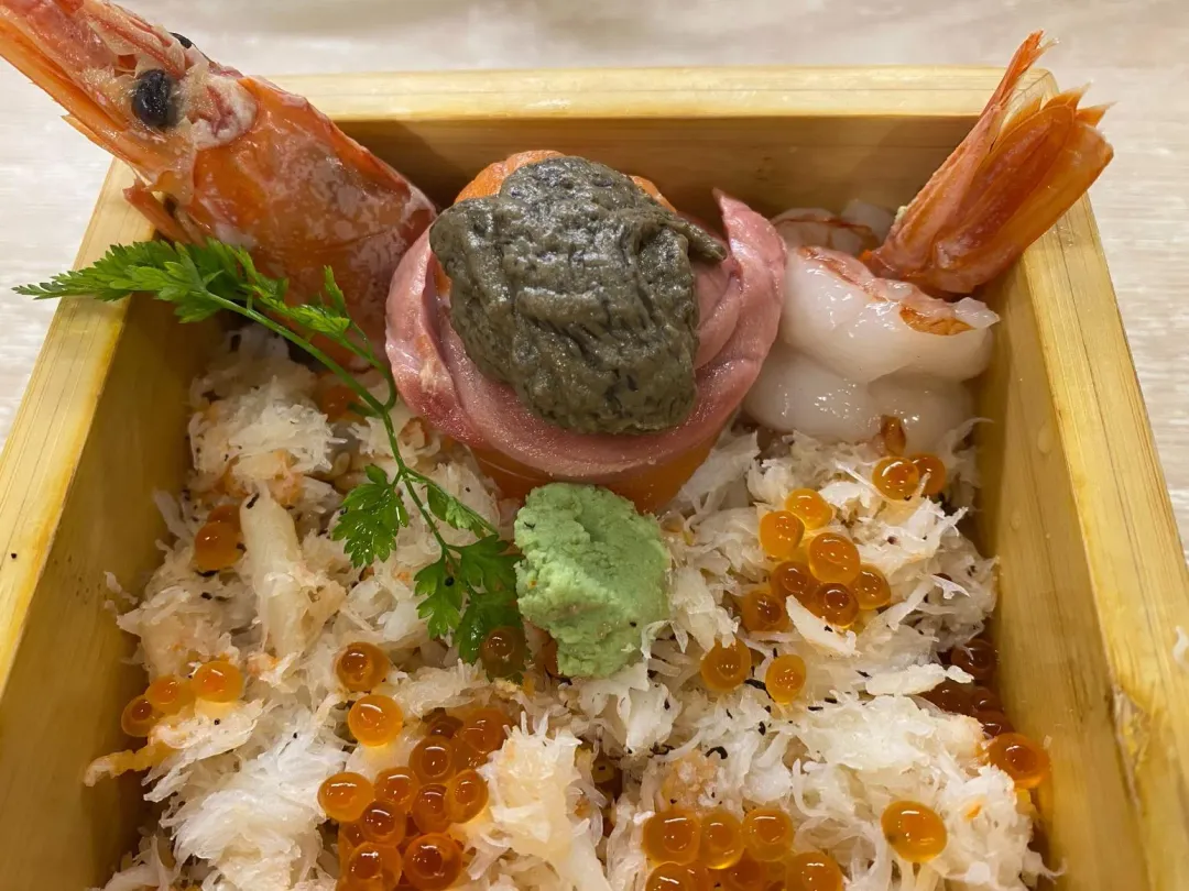 松葉蟹天使蝦鮭魚丼加入大量松葉蟹肉絲，豐腴濃郁的蟹膏帶出海潮鮮美。（圖／黃宏輝提供）
