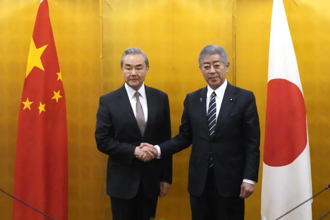 日本外務大臣岩屋毅、大陸外交部長王毅舉行中日高層經濟對話。（圖／美聯社）
