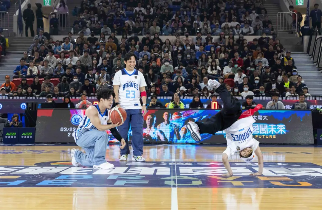 孫振與林李納在籃球場上Battle。（圖／富邦勇士提供）