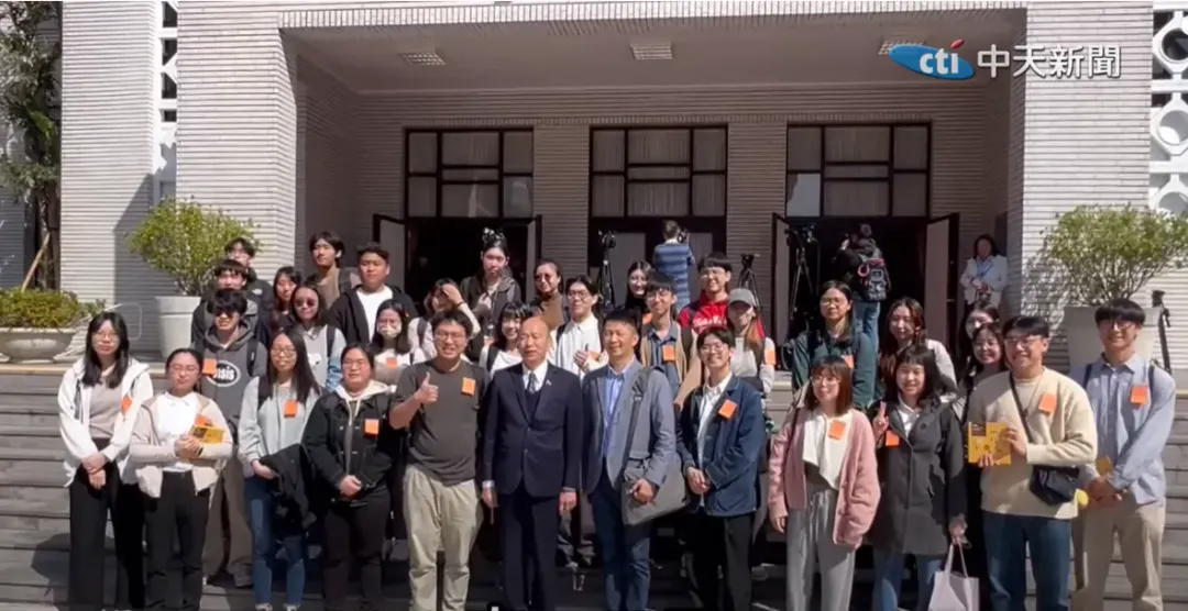 韓國瑜21日和東吳大學學生愉快合影留念。(圖/中天新聞)