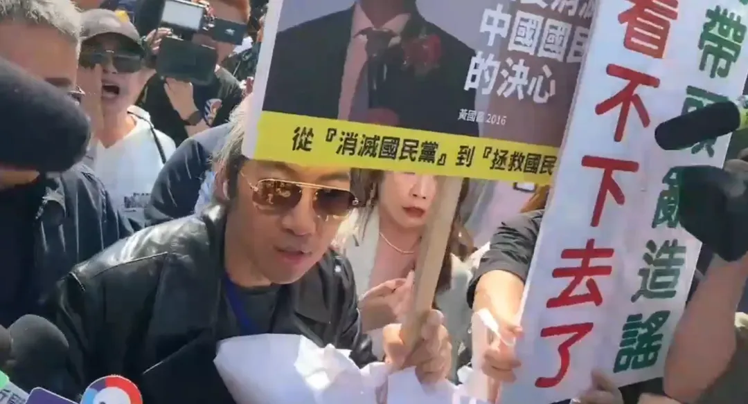 史書華在民眾黨宣講現場外抗議。（圖／中天新聞）