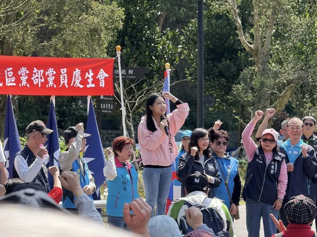 徐巧芯臉書po照片,她拜訪基層、選區活動的情形。(圖/取自徐巧芯臉書)