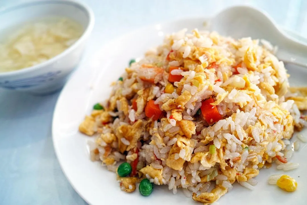 針對常見外食地雷，彭逸珊列舉炒飯、炒麵是標準的高油、高碳水組合，一份吃下去熱量爆表又不均衡。（示意圖／Pixabay）