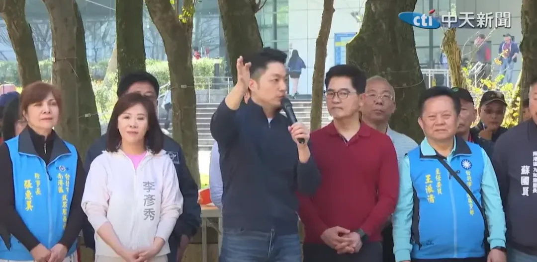 蔣萬安在活動中呼籲支持者當李彥秀的最強靠山。(圖/中天新聞)