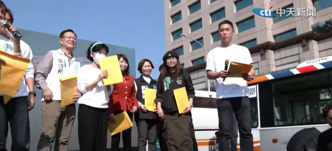 民眾黨今在板橋舉辦宣講活動,批評民進黨年年超徵,如從民眾身上拔毛。(圖/中天新聞)