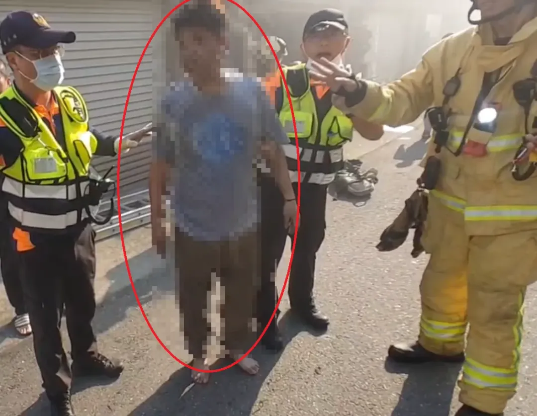 起火民宅的男屋主(左2)帶著1對兒女從防火巷逃生,全身都是濃煙燻黑的痕跡。(圖/中天新聞)