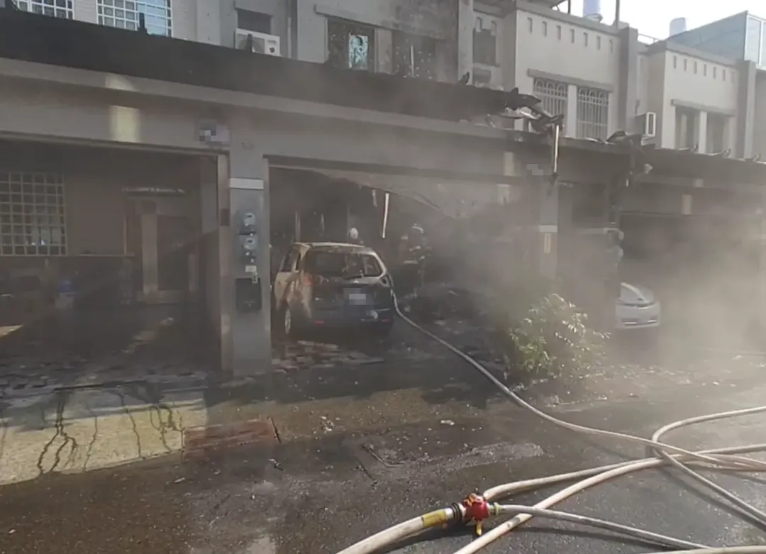 雲林斗六市榴邨18街23日下午發生2間民宅火警,起火民宅的1家4人順利獲救送醫。(圖/中天新聞)