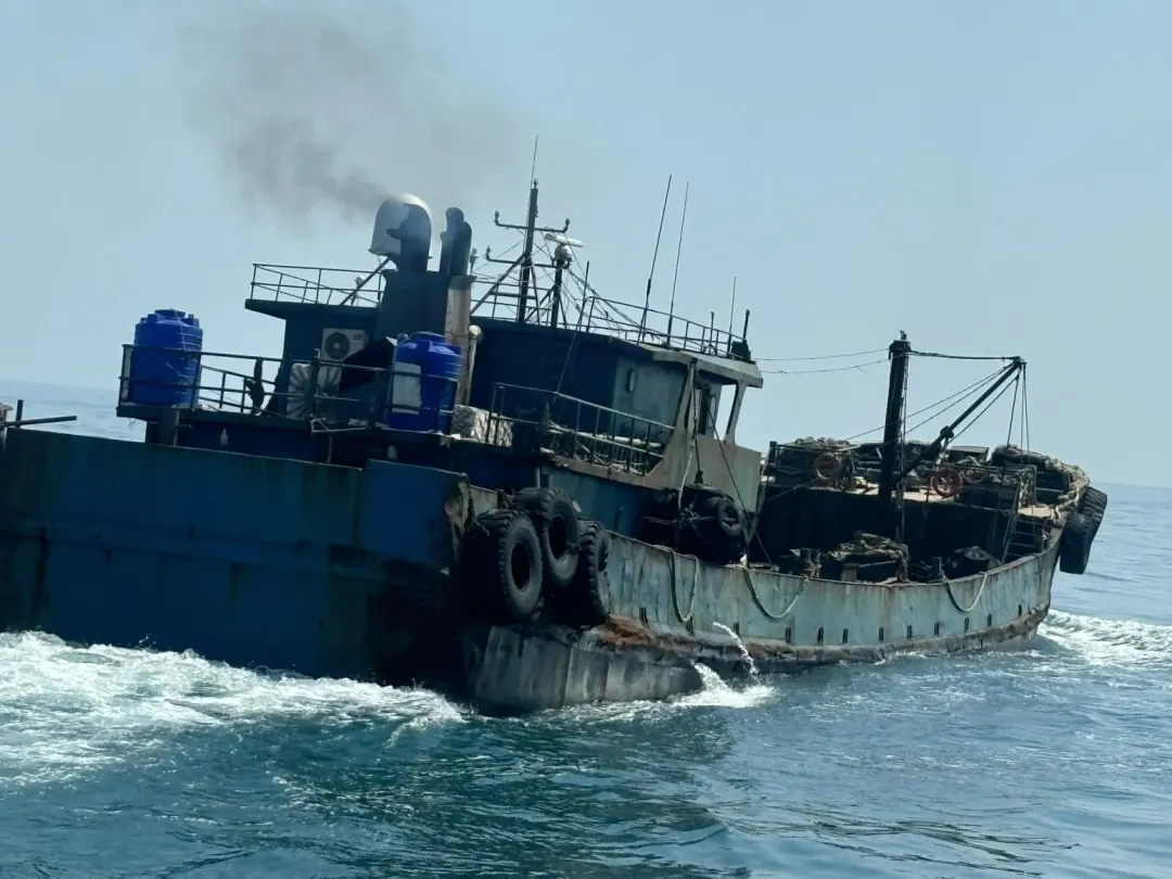 海巡署新竹海巡隊23日上午查扣大陸「三無」駁油船。（圖／新竹海巡隊提供）