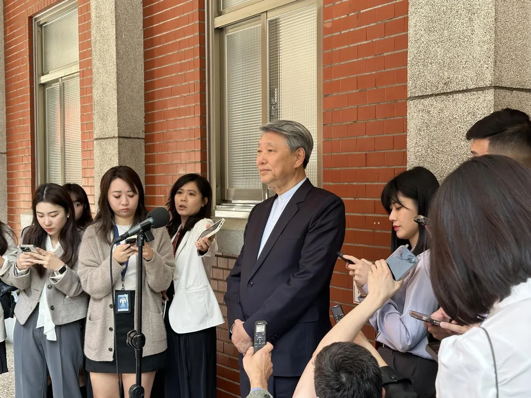 經濟部長郭智輝聽到核電廠是否可能重啟的問題，完全沒一語快步離去。（資料照／中天黃詩崴攝）