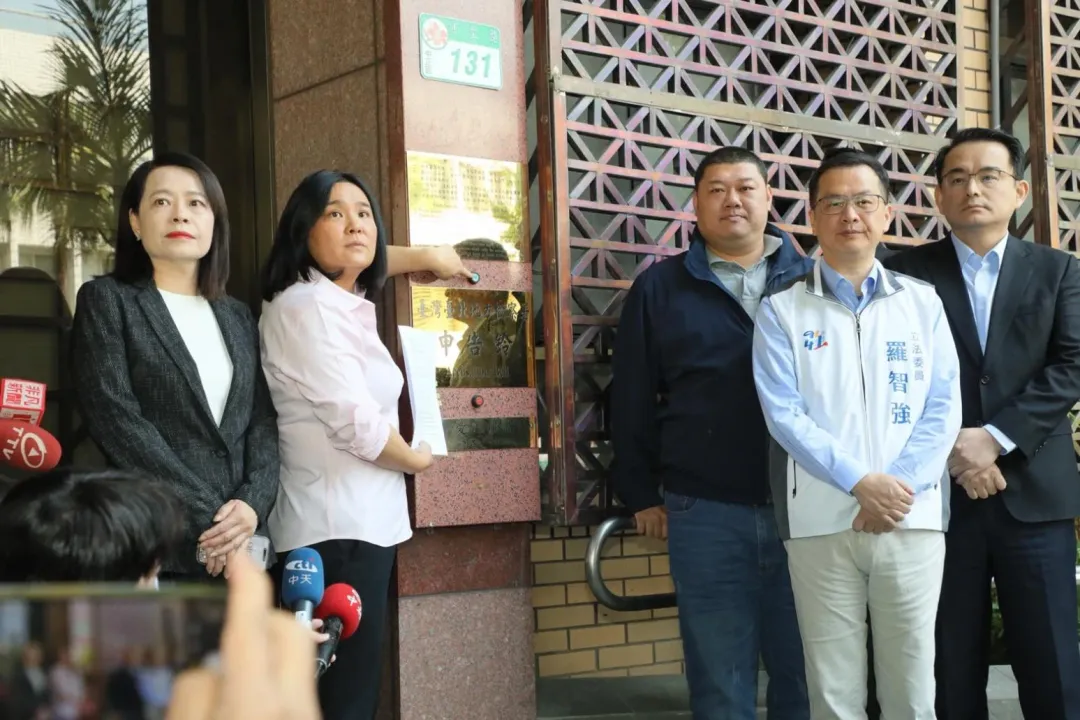 國民黨中央及立法院國民黨黨團幹部、及律師團代表，今正式前往台北地檢署提告。（圖/國民黨提供）