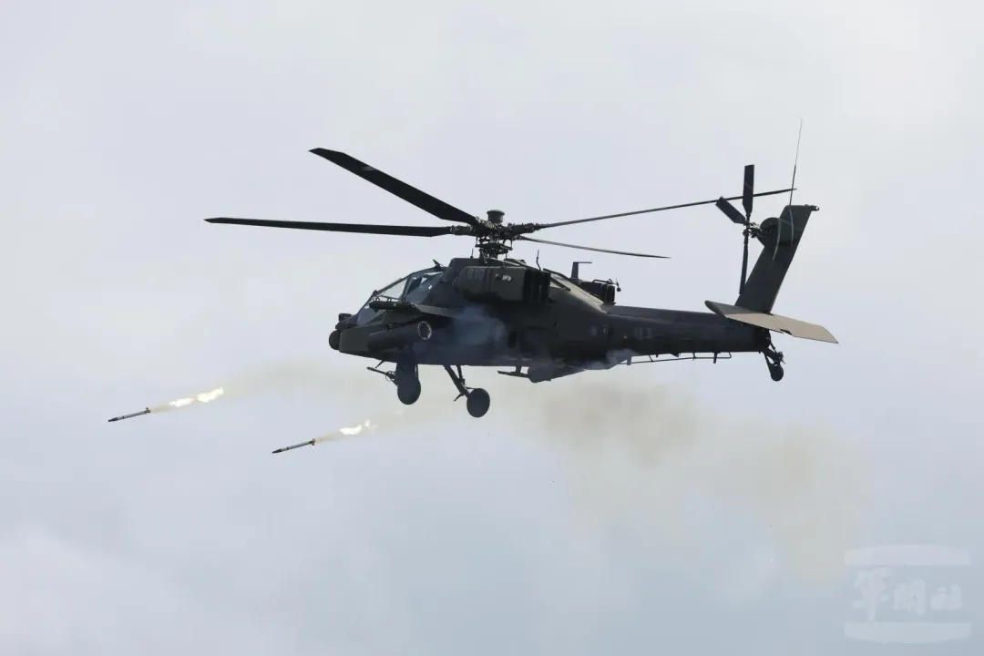 AH-64E發射短翼下攜掛的火箭莢艙。(圖/青年日報)