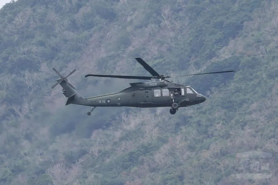 UH-60M射擊機體側面的7.62公厘機槍。(圖/青年日報)