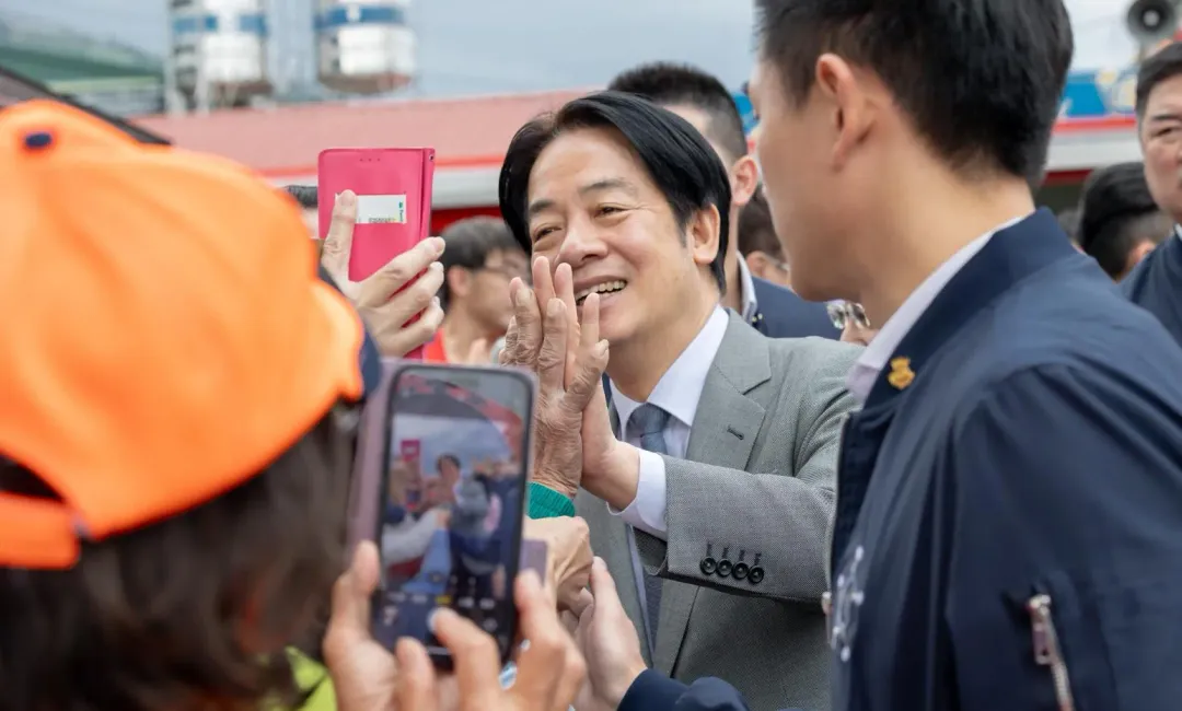 總統賴清德到「鹿野聖安宮」參香祈福。（圖／總統府提供）