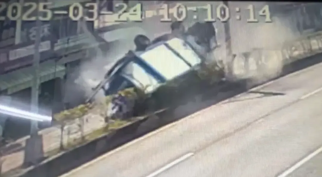 24日在台南市仁德區發生死亡車禍，稍早監視器畫面曝光，原來是鄭姓休旅車駕駛疑欲加速超車，豈料意外撞翻貨車，導致貨車駕駛身亡。（圖/民眾提供）