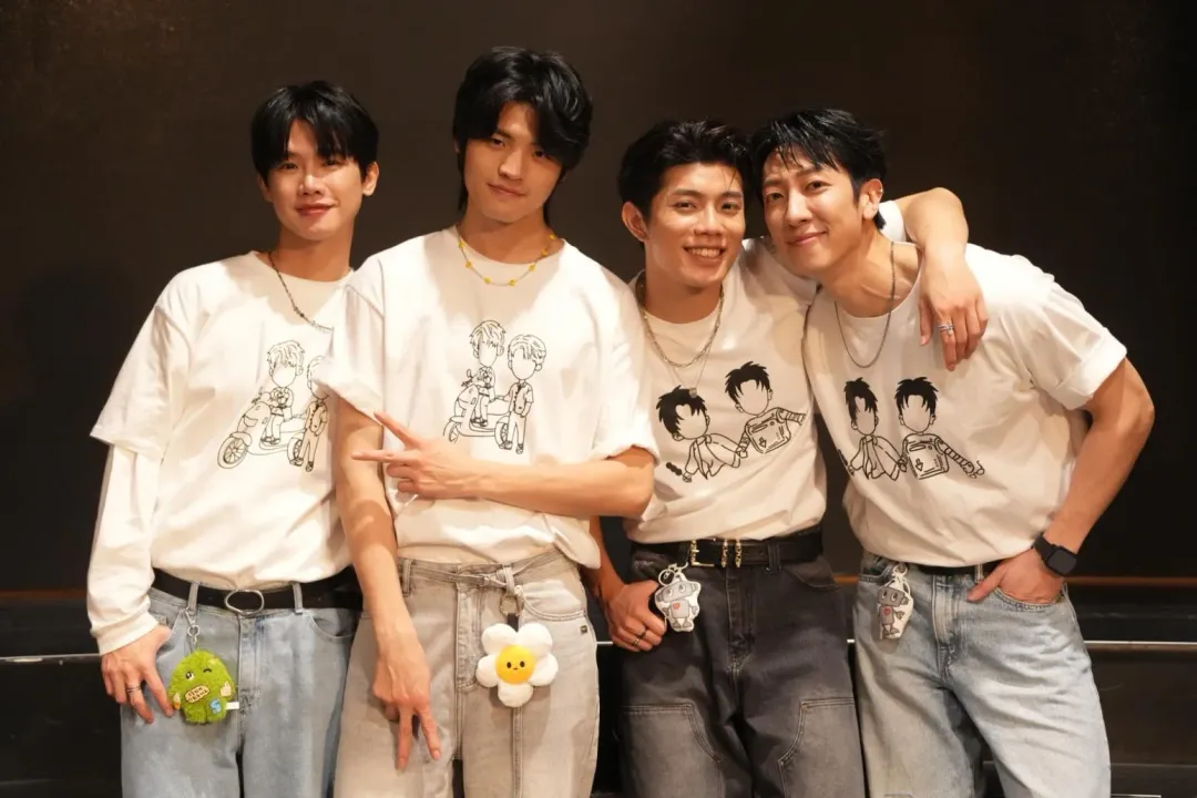 （左起）洪言翔、羅章恩 張哲偉、陳峻廷合唱主題曲〈世界盡頭〉。（圖／三立 提供）