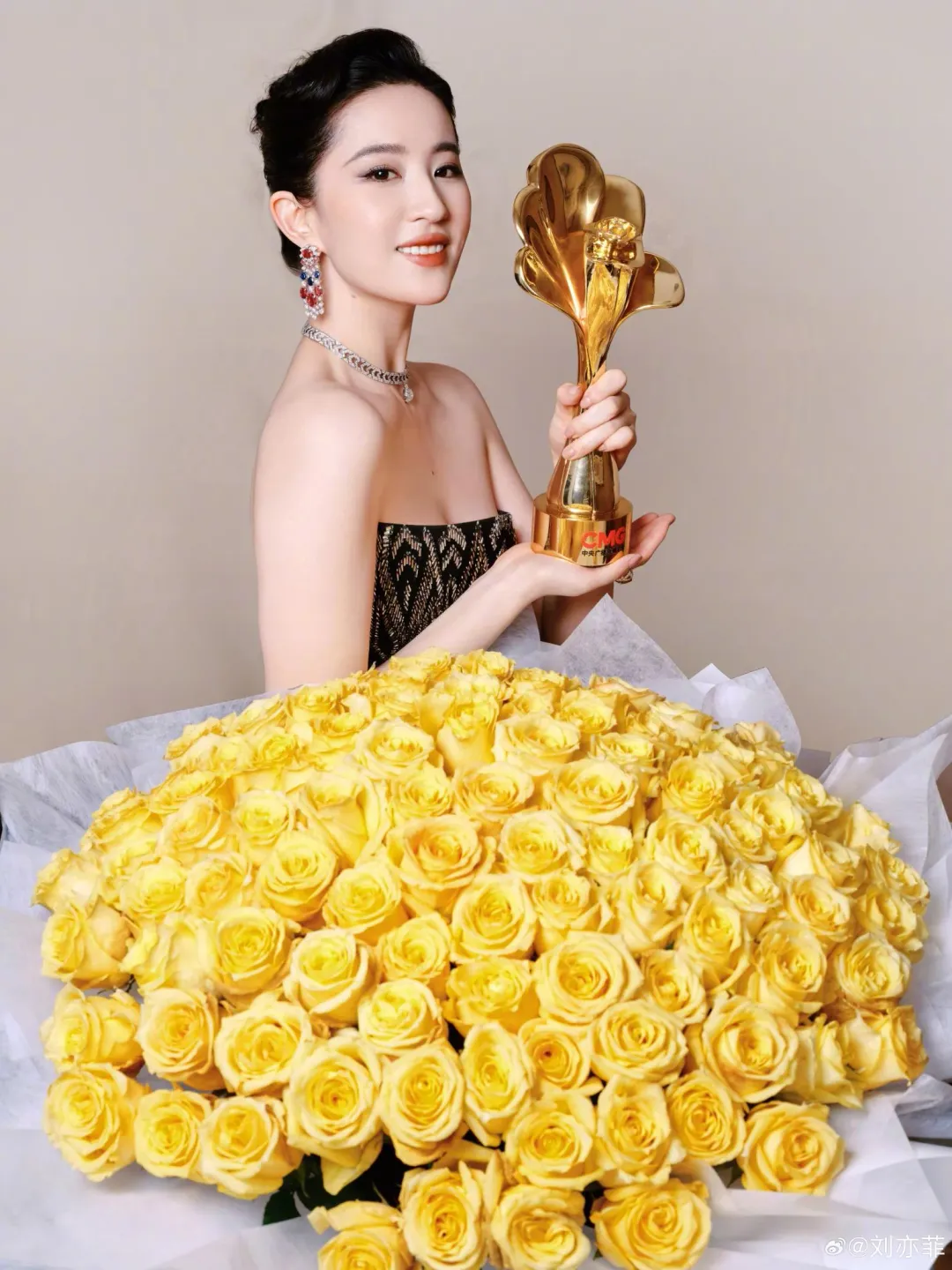 劉亦菲1月憑藉人氣陸劇《玫瑰的故事》黃亦玫一角，獲得CMG第三屆「中國電視劇年度盛典」年度女演員榮譽。（圖／翻攝自微博）