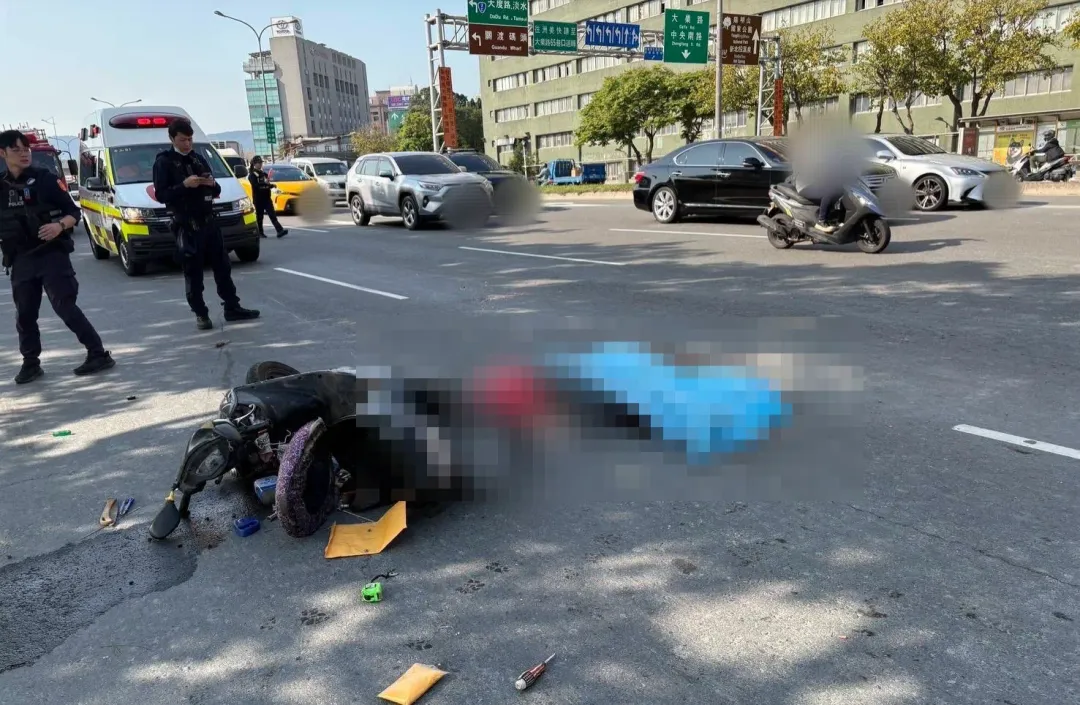 機車騎士遭當場輾斃。（圖／翻攝畫面）