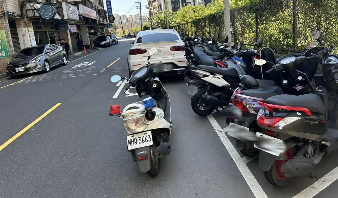 賓士車失控撞上路邊10部機車。（圖／翻攝畫面）