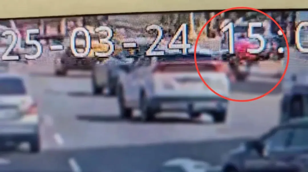 監視器拍下車禍瞬間。（圖／翻攝畫面）