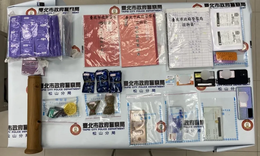 警方查扣毒品等相關贓證物。(圖/翻攝畫面)