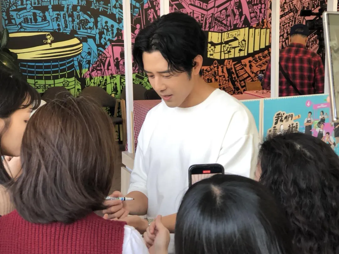 胡宇威親切為粉絲簽名。（圖／記者郭竹倩 攝）