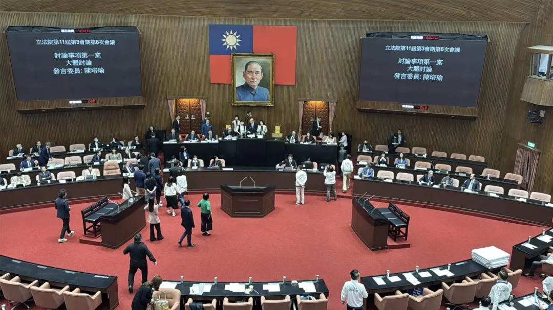 民進黨立委包圍主席台。(圖/黃彥昇攝)