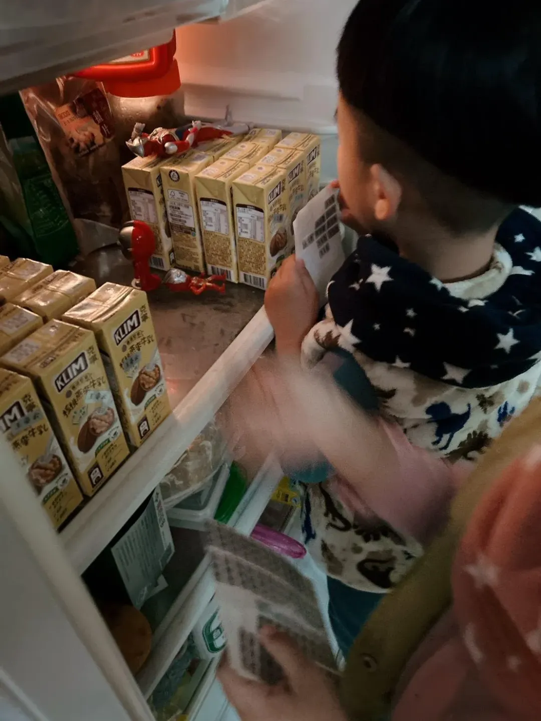 網友表示甚至連飲料都要貼上姓名貼,以示公平。(圖/網友授權)
