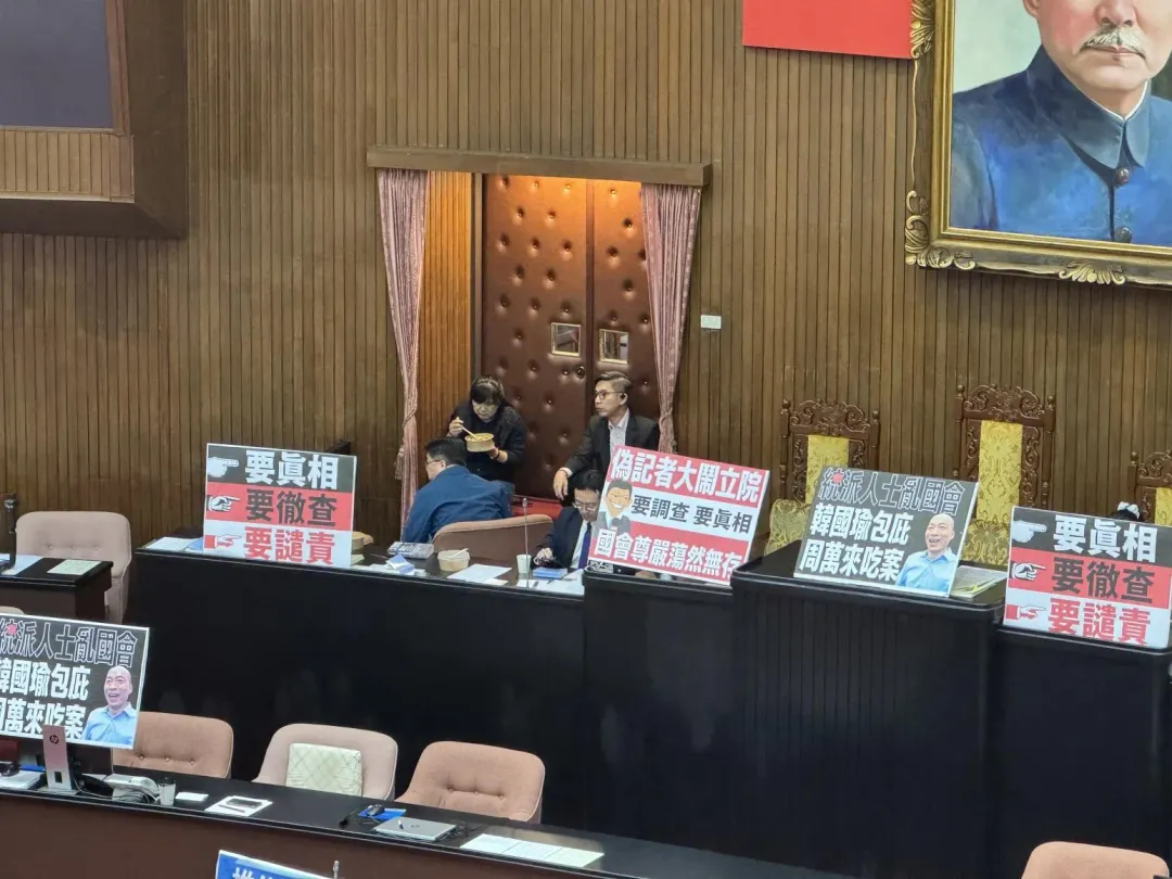 綠委守在議場門口杯葛總質詢。(圖/黃彥昇攝)