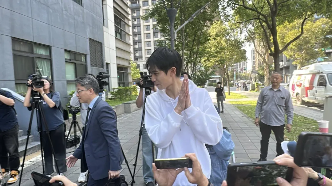 Andy雙手合十進入林口分局。（圖／塗豐駿攝）