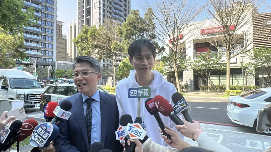 Andy現身林口分局接受警方偵訊。（圖／塗豐駿攝）