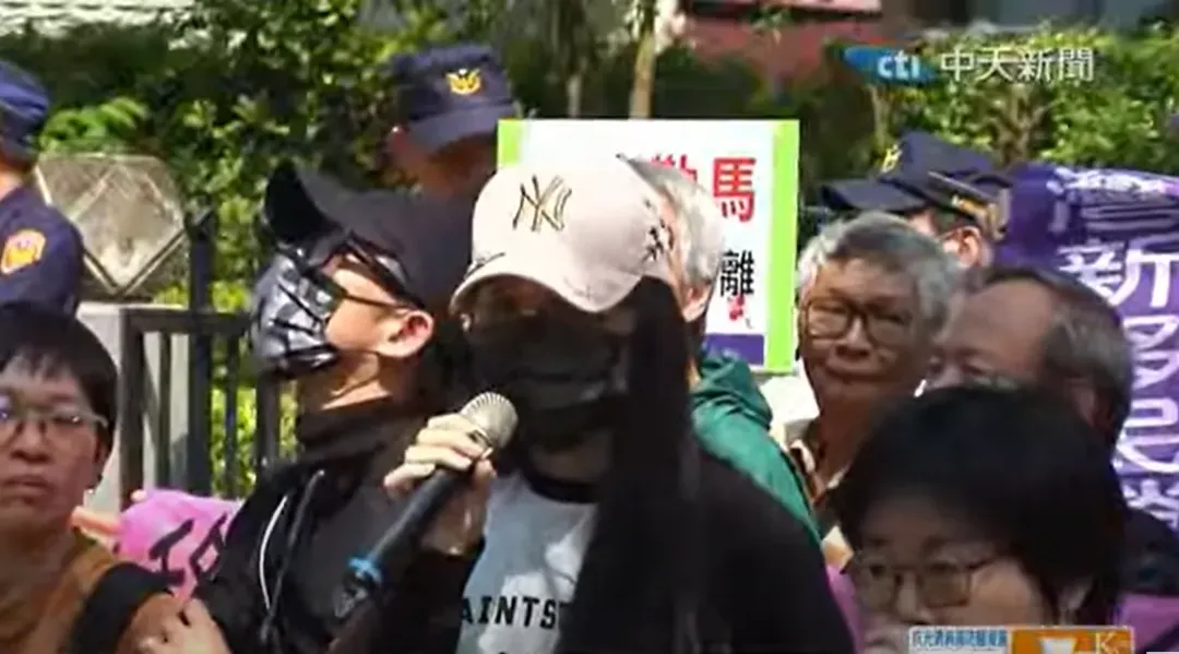 劉振亞(亞亞)25日開記者會。(圖/中天新聞)