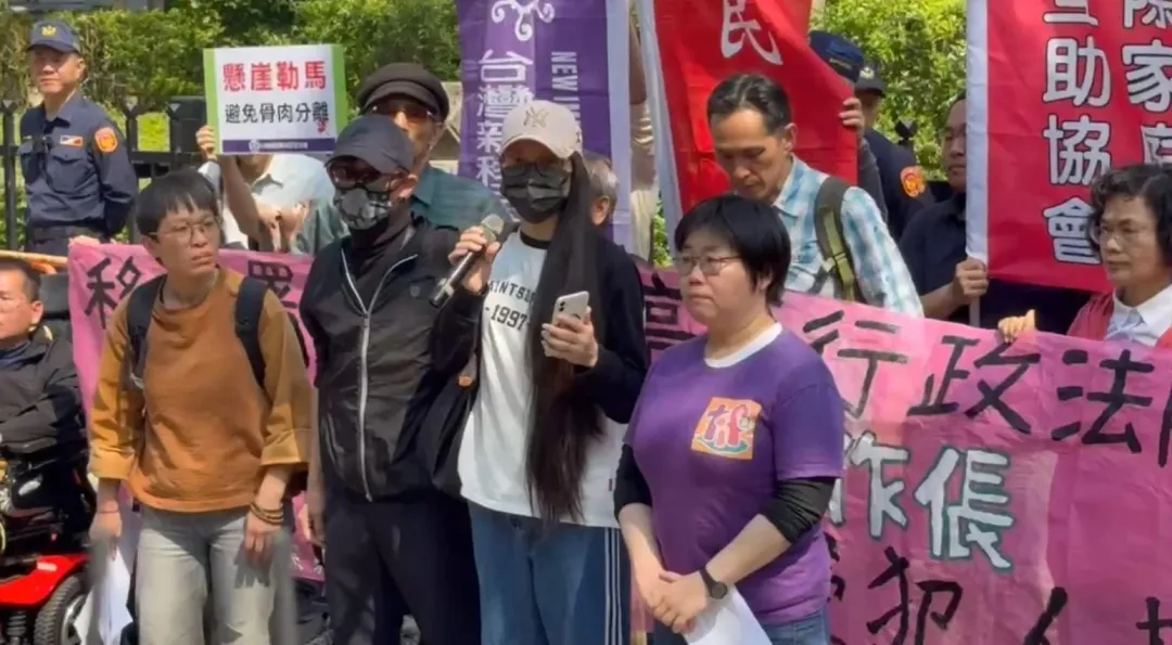 陸配亞亞25日在內政部前開記者會。(圖/中天新聞)