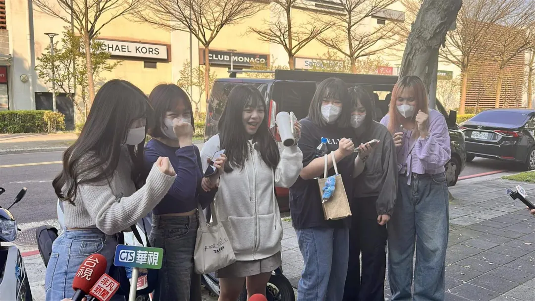 多名女粉絲跑到警局門口聲援Andy。（圖／塗豐駿攝）