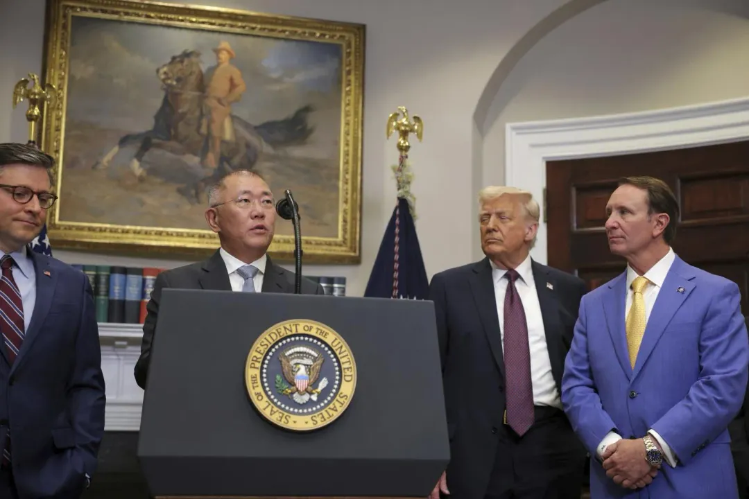 鄭義宣（左二）與川普（右二）、眾議院議長強生（左一）和路易斯安那州州長蘭德里（右一）在白宮的記者會上。（圖／美聯社）