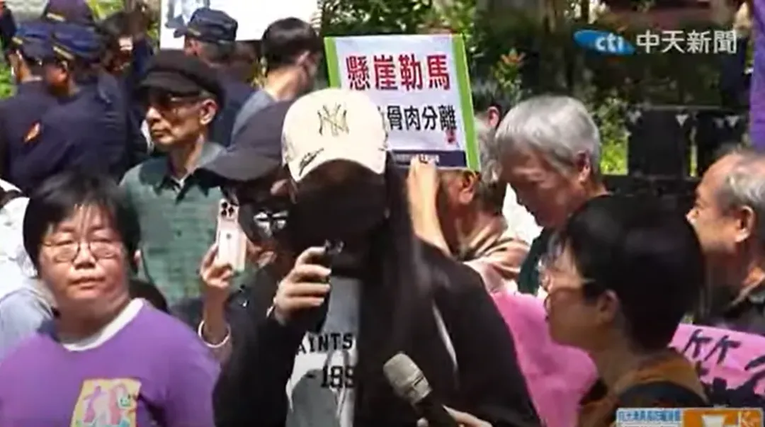 劉振亞(亞亞)25日開記者會。(圖/中天新聞)