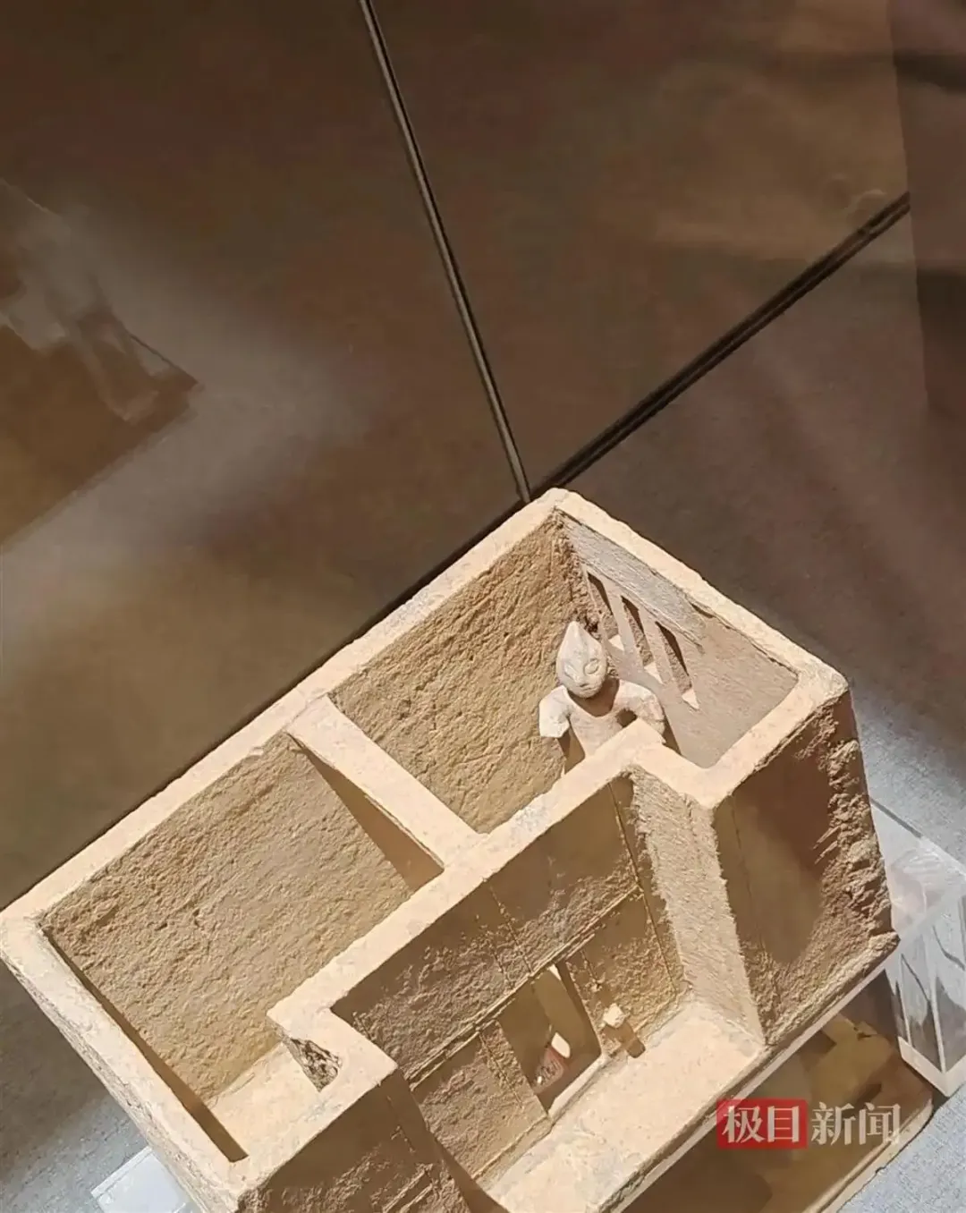 四川南充市博物館內一個陶俑外形神似超人力霸王。（圖／翻攝微博）