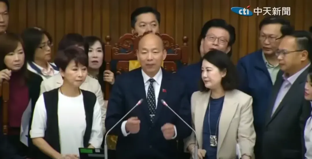 綠委攻佔主席台並包圍立法院長韓國瑜。（圖／中天新聞）