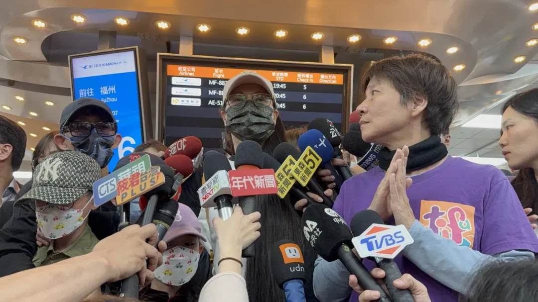 陸配網紅「亞亞」劉振亞因在台發表武統言論,遭內政部移民署廢止依親許可,已在25日晚間搭機離台。(圖/官有纮攝)