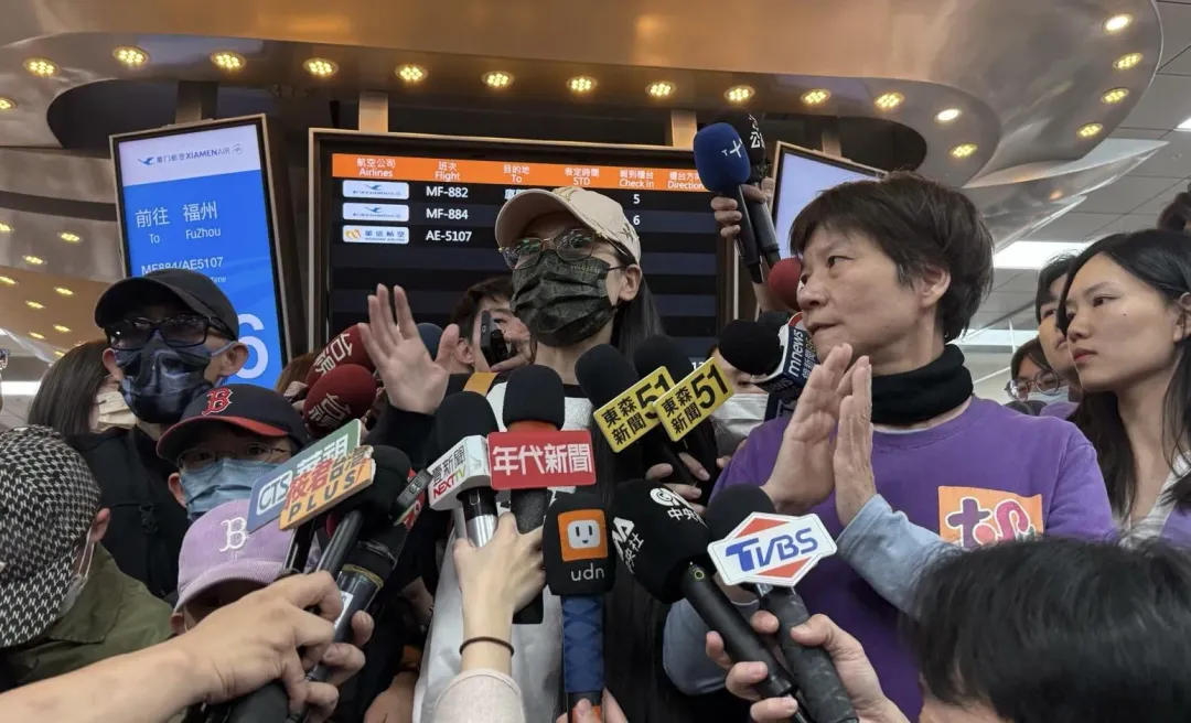 陸配亞亞今晚從松山機場搭機離境。(圖/官有紘攝)