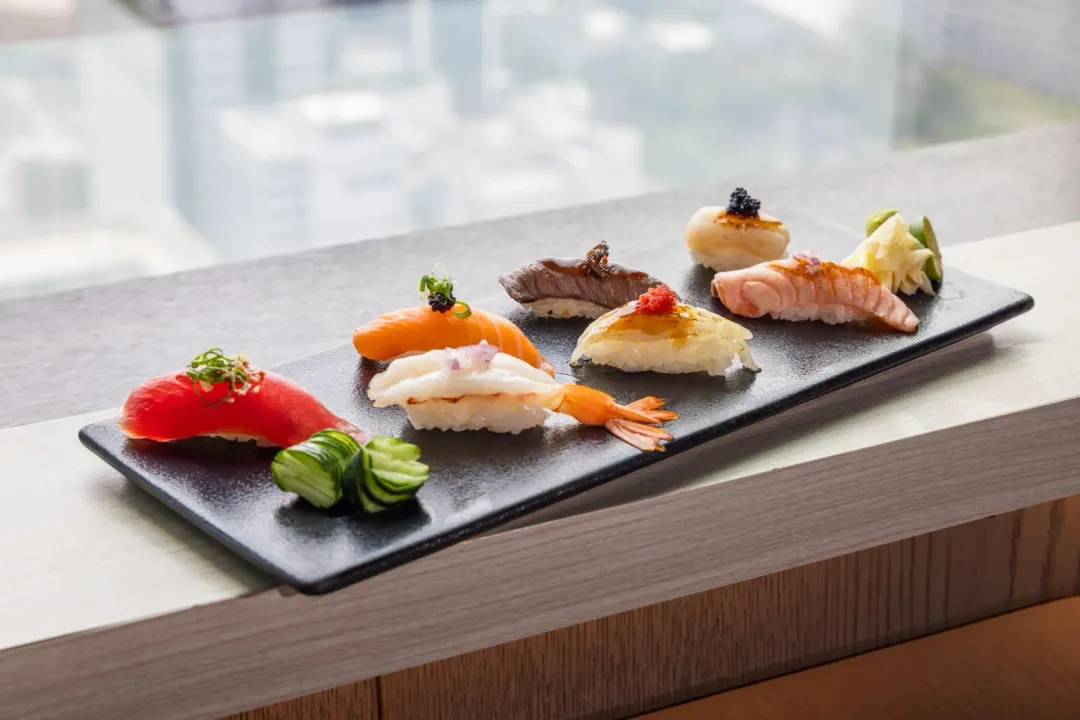 「饗饗」十大人氣必吃排行榜出爐，第一名就是〈握壽司〉，兩間門市每日共可吃掉5000貫。（圖/饗賓集團提供）
