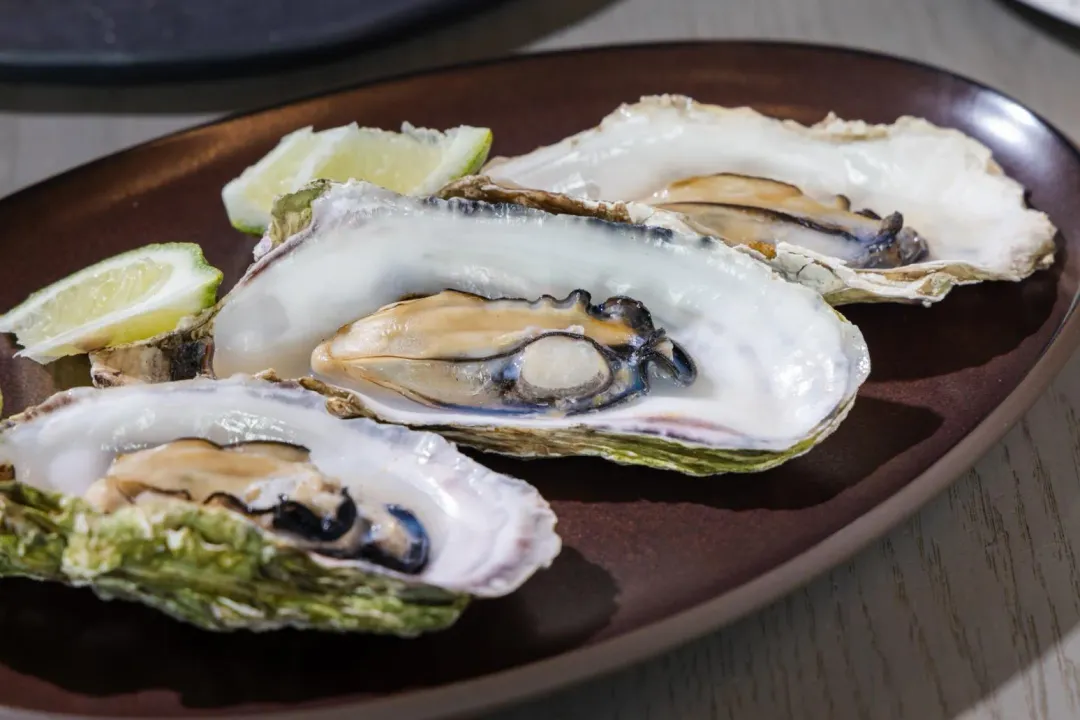 〈烤北海道佐呂間牡蠣〉為「饗饗」人氣料理第四名，僅於平日晚餐及假日午、晚餐供應，每月卻仍然可吃掉2萬顆。（圖/饗賓集團提供）