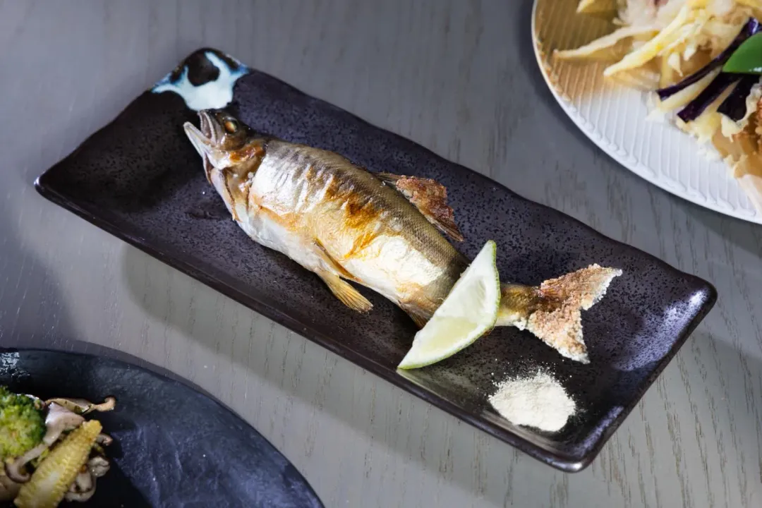 〈姿燒香魚〉為「饗饗」人氣料理第九名，下午餐無供應，一天仍可被吃掉280尾。（圖/饗賓集團提供）