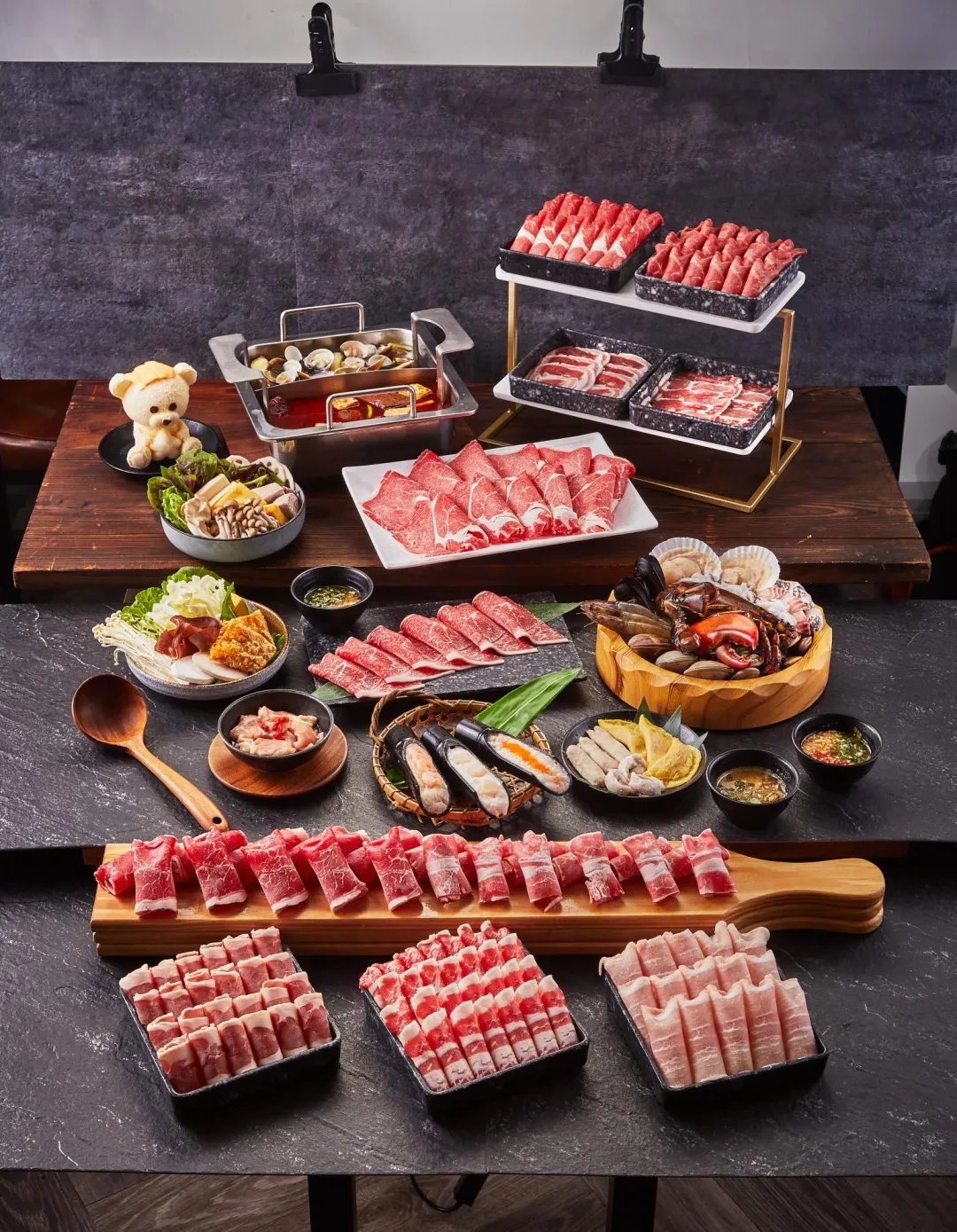 星野肉肉鍋推出和牛吃到飽「豪華海陸饗宴」特惠價858元。(圖/業者提供)