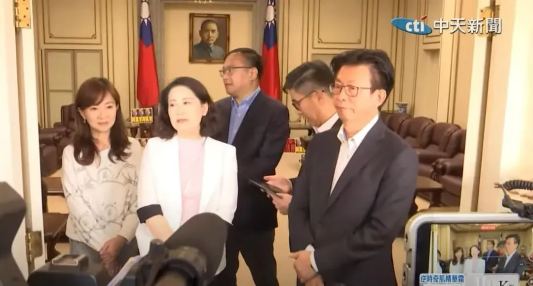 綠委沒見到韓國瑜,轉往秘書長周萬來辦公室也沒見到,發話罵人提訴求。(圖/中天新聞)