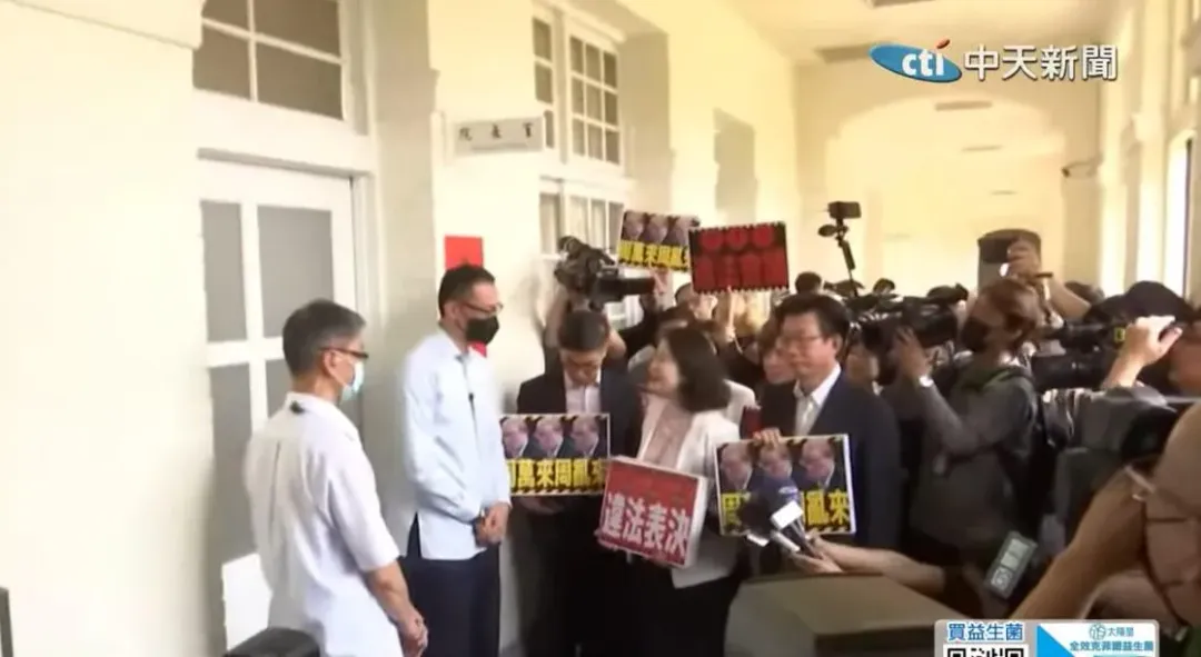 綠委衝立法院長韓國瑜辦公室。(圖/中天新聞)