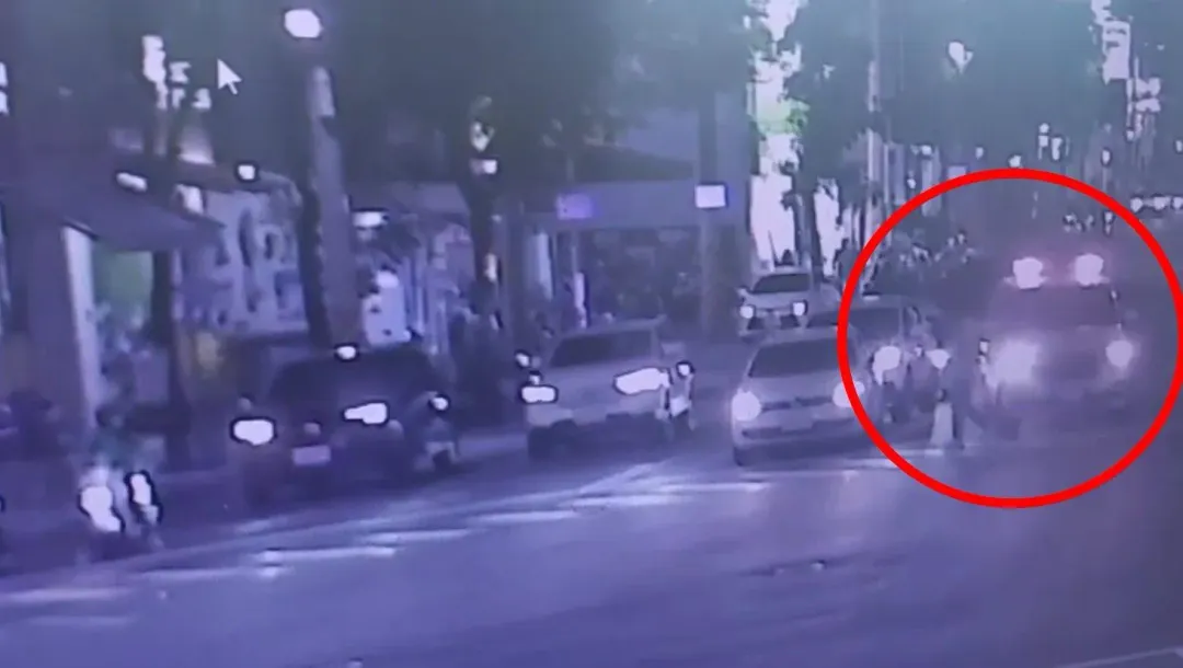 男子行經救護車前疑似對救護車比中指。(圖/翻攝畫面)