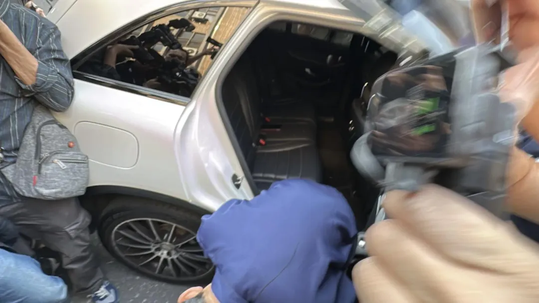 黃子佼上車前突然90度鞠躬。（圖／塗豐駿攝）