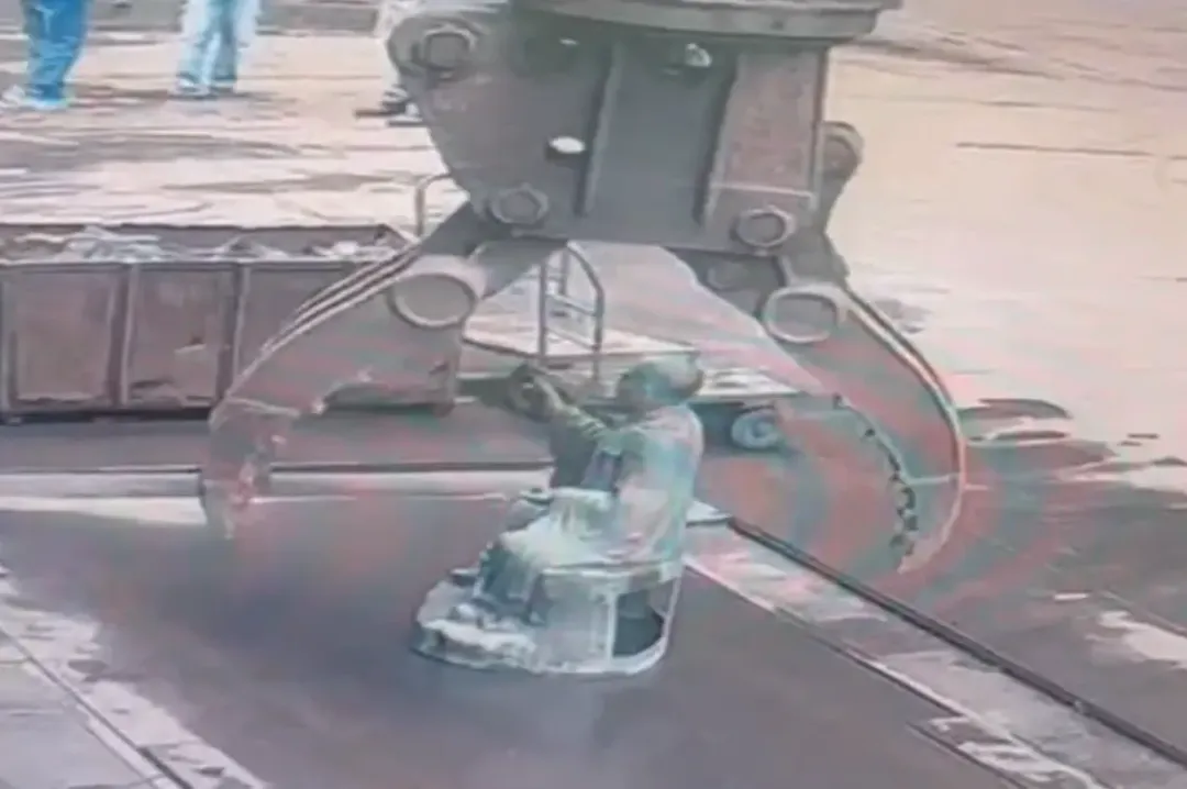狡猾竊賊租重機具偷走佛像後，跨區轉賣到北市內湖的資源回收場。（圖／中天新聞）